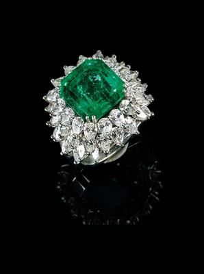 A Diamond and Emerald Ring - Jewellery