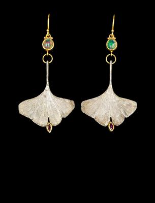 A Pair of Ginkgo Tree Ear Pendants by Elisabeth Jesus Kodré Defner - Jewellery