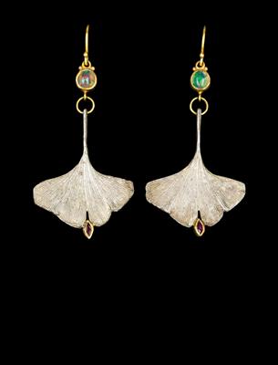 A Pair of Ginkgo Tree Ear Pendants by Elisabeth Jesus Kodré Defner - Klenoty