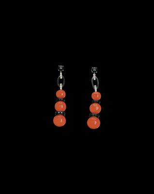 A Pair of Coral Ear Pendants - Gioielli