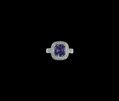 A Ring with Untreated Colour-Change Sapphire c. 5.74 ct - Jewellery