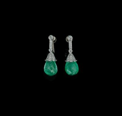 A Pair of Brilliant and Emerald Briolette Ear Pendants - Klenoty
