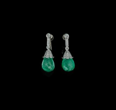 A Pair of Brilliant and Emerald Briolette Ear Pendants - Gioielli