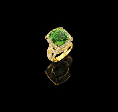 A Brilliant Ring with Peridot, c. 10.90 ct - Klenoty