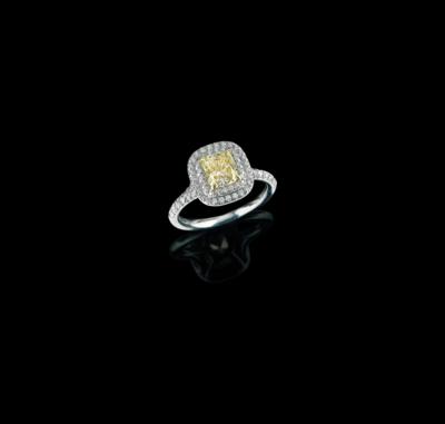A Soleste Natural Fancy Yellow Diamond Ring by Tiffany & Co, 1.02 ct - Klenoty