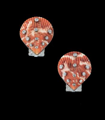 A pair of brilliant shell ear clips by A. Scardina - Gioielli