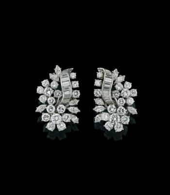 A pair of diamond ear clips, total weight c. 8 ct - Gioielli