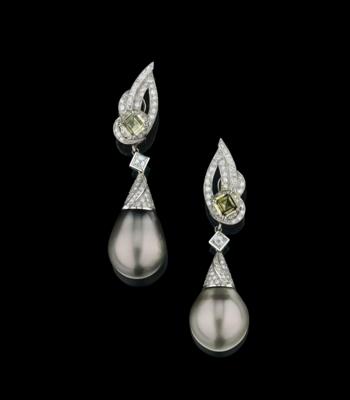 A pair of diamond and South Sea cultured pearl ear clips - Šperky