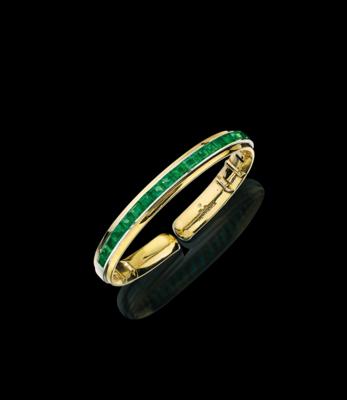 An emerald cuff bracelet by Hemmerle, total weight c. 6 ct - Šperky