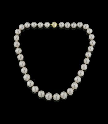 A South Sea cultured pearl necklace with brilliant clasp - Šperky