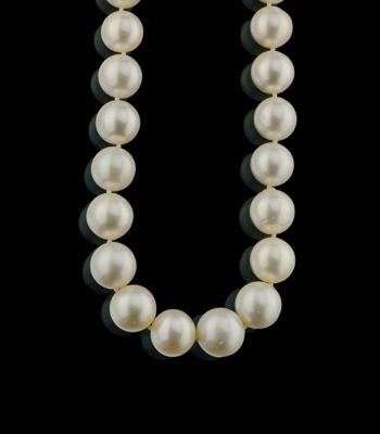 A South Sea cultured pearl infinity necklace - Gioielli