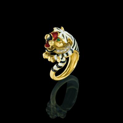 An octagonal diamond and emerald tiger ring - Gioielli scelti