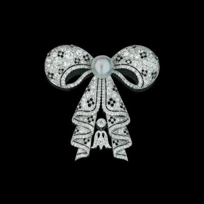 An old-cut diamond ‘bow’ brooch total weight c. 7 ct from an old European aristocratic collection - Exquisite Jewels