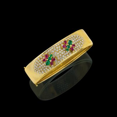 A brilliant, ruby and emerald bangle - Gioielli scelti