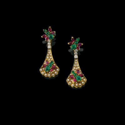 A pair of brilliant, ruby and emerald ear stud pendants - Exkluzivní šperky