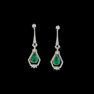 A pair of diamond and emerald ear pendants - Exquisite Jewels