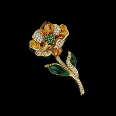 A flower brooch - Exquisite Jewels