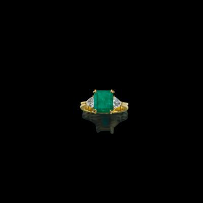 A diamond and emerald ring - Gioielli scelti