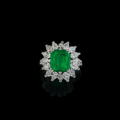 A diamond and emerald ring - Exquisite Jewels