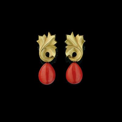 A pair of coral ‘acanthus’ pendant ear clips by Fochtmann - Exkluzivní šperky