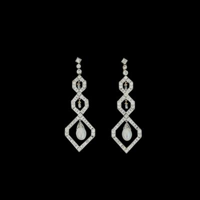 A pair of cultured pearl and diamond pendant ear screws - Gioielli scelti