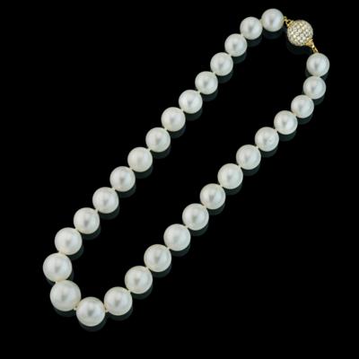 A South Sea cultured pearl necklace - Gioielli scelti