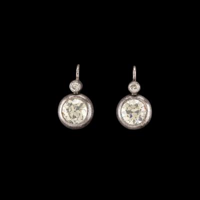 A Pair of Old-Cut Brilliant Earrings, Total Weight c. 3.65 ct - Gioielli scelti