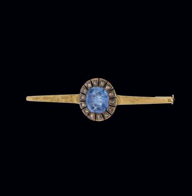 A bar brooch with an untreated sapphire, c. 2.50 ct - Exquisite Jewels