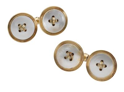 A pair of mother-of-pearl cufflinks - Náramkové a kapesní hodinky