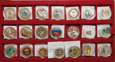 Welt der Farbmünzen (1 GOLD, 52 AR + 8 K-N in Kassette) - Münzen und Medaillen