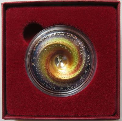 Schwarzes Loch- Farbmünze mit Trichter - Mince a medaile
