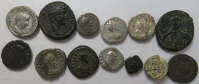 Antike, meist römische Kaiserzeit (ca. 51 Stk., davon ca. 17 AR/BIL) - Münzen und Medaillen