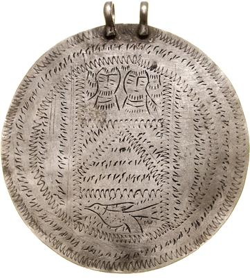 Gravierte Silberanhänger und Nadel mit hebräischen Inschriften - Mince a medaile