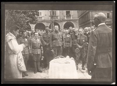 Fotoserie - Weihe des silbernen Ehrenhorns des Kaiserschützen - Regiments Nr. 1 am 5. Mai 1918, - Onorificenze e decorazioni