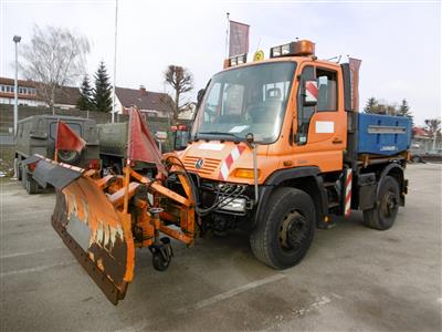 Zugmaschine "Mercedes Benz Unimog U400" mit Schneepflug und Aufsatzstreuer, - Cars and vehicles