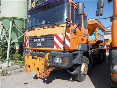 LKW "MAN/ÖAF 30.364 FANLK Hakenlifter" (3-achsig) mit Aufsatzstreuer "Kahlbacher STA-KHD", - Macchine e apparecchi tecnici ASFINAG