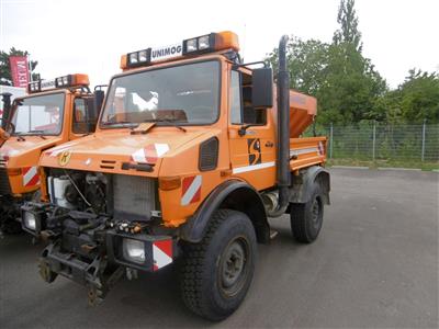 Zugmaschine "Mercedes Benz Unimog U1400" mit Aufsatzstreuer "Springer STA2000", - Motorová vozidla a technika