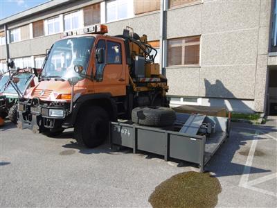 Zugmaschine "Mercedes Benz Unimog U400" mit aufgebautem Böschungsmähgerät "Mulag SB500", - Motorová vozidla a technika