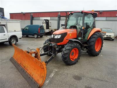 Zugmaschine (Traktor) "Kubota M6040" mit Frontschneepflug "Hydrac" und Anbaustreuer "Hydrac", - Motorová vozidla a technika