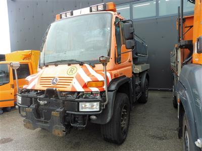 Zugmaschine "Mercedes Benz Unimog U500" mit Aufsatzstreuer "Schmidt Mitos Int40-24", - Fahrzeuge & Technik Land OÖ