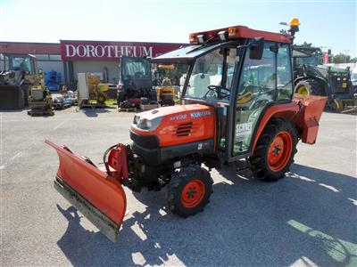 Zugmaschine "Kubota STV32" mit Frontschneepflug und Anbaustreuer, - Cars and vehicles