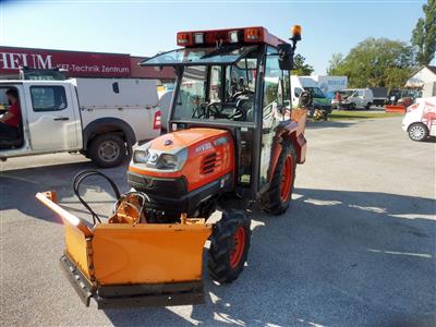 Zugmaschine "Kubota STV32" mit Frontschneepflug und Heckanbaustreuer, - Fahrzeuge und Technik