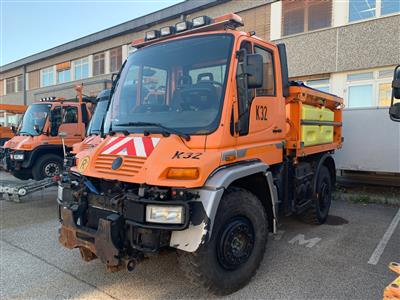 Zugmaschine "Mercedes-Benz Unimog U400" mit Aufsatzstreuer "Küpper-Weisser IMSSN F25027HFS", - Fahrzeuge & Technik ASFINAG