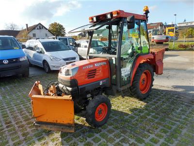 Zugmaschine "Kubota STV32" mit Frontschneepflug "Wiedenmann" und Heckanbaustreuer, - Fahrzeuge und Technik