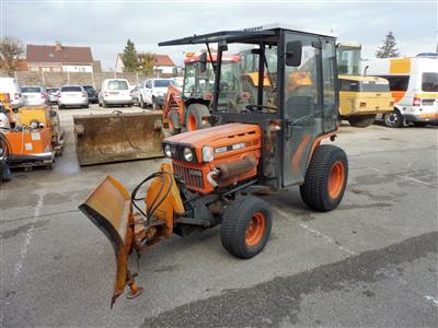 Zugmaschine (Kleintraktor) "Kubota B6200D" mit Frontschneepflug, - Fahrzeuge und Technik