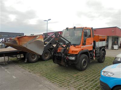 Zugmaschine "Mercedes Benz Unimog U400" mit Frontlader "Hauer" und Aufsatzstreuer "Springer AS150 2.0EW", - Motorová vozidla a technika