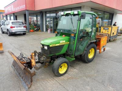 Zugmaschine (Traktor) "John Deere 4100" mit Frontschneepflug und Anbaustreuer, - Macchine e apparecchi tecnici