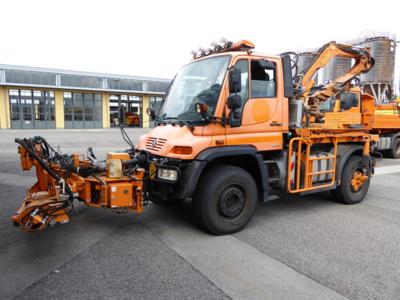 Zugmaschine "Mercedes-Benz Unimog U500" mit Böschungsmähgerät und Randstreifenmähgerät "Mulag" und Aufsatzstreuer, - Fahrzeuge & Technik ASFINAG