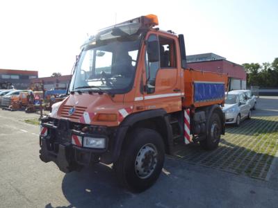 Zugmaschine/Selbstfahrende Arbeitsmaschine "Mercedes-Benz Unimog U400" mit Aufsatzstreuer "Springer AS 250 3.0EW", - Fahrzeuge & Technik