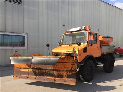 Zugmaschine ab 25 km/h "Mercedes Unimog U1400" mit Schneepflug und Aufsatzstreuer "Schmidt DST2-HZ/W/V", - Fahrzeuge und Technik